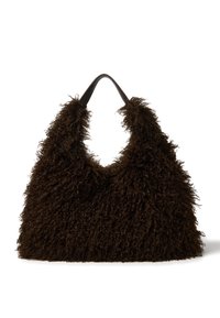 Borsa marrone, soffice e fluffy, con una texture riccia, dotata di un ampio manico superiore in materiale nero liscio. La struttura è morbida e cadente.