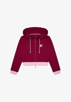 Krótkiej długości bluza z kapturem w kolorze burgundowym z różowym wykończeniem. Posiada regulowany kaptur, kieszenie z przodu oraz małe logo na lewej piersi. Wykonana z mieszanki bawełny.