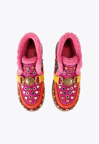 Chaussures colorées avec doublure en polaire rose, décorées de clous en forme de cœur et d'étoile, dotées d'une sangle jaune et d'un design de textures mélangées.