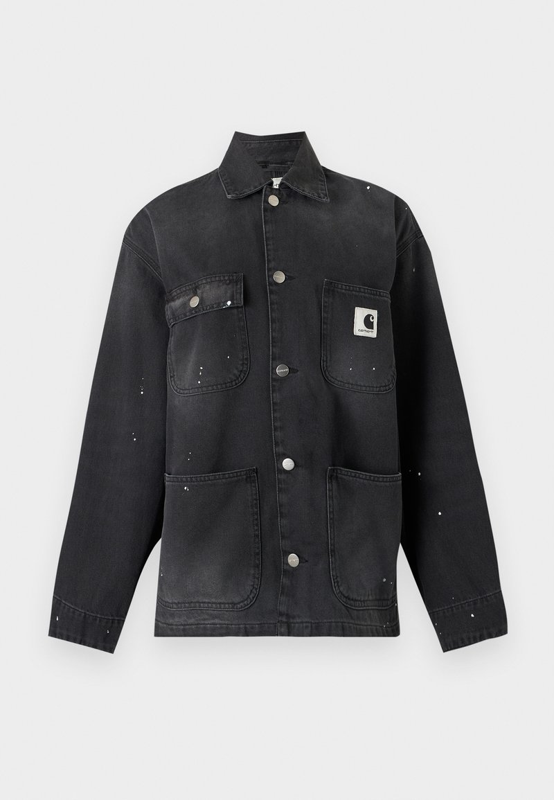 Schwarze Denim-Arbeitsjacke mit Metall-Druckknöpfen, vier Fronttaschen, Carhartt-Logo-Patch auf der Brusttasche und weißen Farbspritzern.