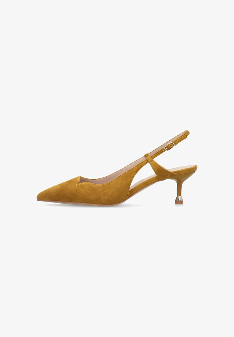 Escarpin slingback en daim jaune moutarde avec bout pointu, petit talon kitten bas et boucle de sangle de cheville ajustable.