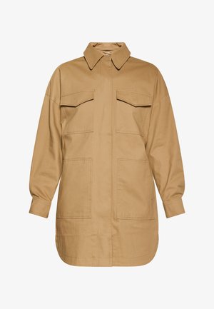 Tištěná bavlněná košile s límečkem, dvěma kapsami na hrudi a dvěma bočními kapsami. Má dlouhé rukávy a rovný spodní lem.