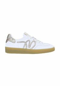 Witte sneakers met een gladde bovenkant, metallic zilveren accenten en een rubberen gumzool. Kenmerken zijn onder andere vetersluiting en decoratieve stiksels.