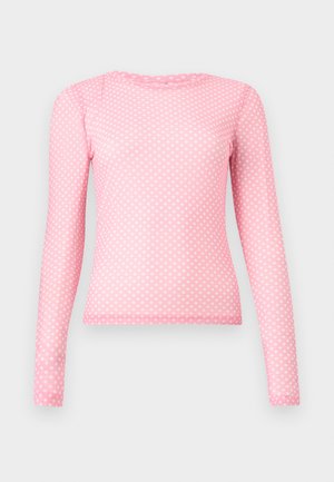 Ροζ πουκάμισο με μακριά μανίκια και λευκά πουά, με στρογγυλή λαιμόκοψη, που παρουσιάζεται σε απλό ανοιχτό φόντο.