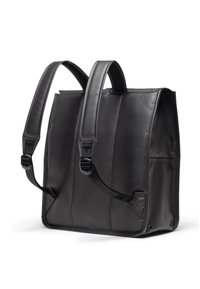 Mochila negra hecha de material sintético suave, con correas ajustables, un diseño estructurado y patrones de costura sutiles.