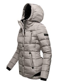 Chaqueta de plumas gris claro con capucha desmontable, cierre frontal con cremallera y dos bolsillos laterales. Presenta puños de canalé negros y el logo de la marca en la manga.
