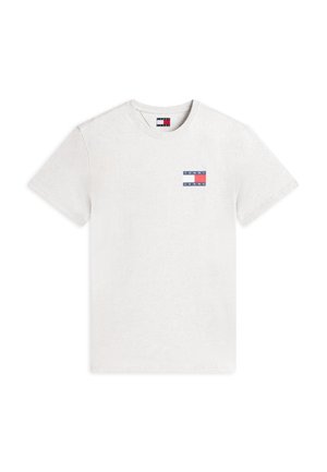 Valge lühikeste varrukatega ümara kaelusega T-särk, mille vasakul rinnal on väike Tommy Jeansi logo sinises, punases ja valges värvitoonis.