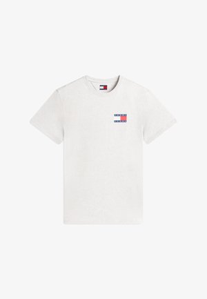 Valge lühikeste varrukatega ümara kaelusega T-särk, mille vasakul rinnal on väike Tommy Jeansi logo sinises, punases ja valges värvitoonis.