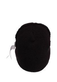 Berretto in maglia nera con un motivo a coste texturizzato, forma arrotondata e bordo grezzo nella parte superiore, dotato di un'etichetta bianca sul lato.