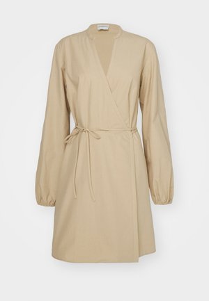Claudie Pierlot ROBE COURTE PORTEFEUILLE COL MAO - Vapaa-ajan mekko - sable