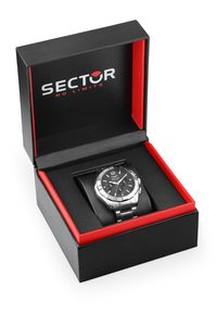Sølv rustfrit stål ur med sort urskive, der har hvide timemarkører og chronograph undermålere, præsenteret i en sort og rød præsentationsboks.