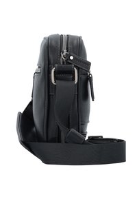 Schwarze Leder-Schultertasche mit einem Reißverschluss, verstellbarem Stoffgurt und silbernen Details. Sie besticht durch ein schlankes, kompaktes Design und eine glatte Textur.