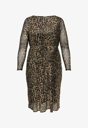 Abito midi in stampa leopardata trasparente con maniche lunghe e una sottile cintura annodata in vita, su sfondo bianco.