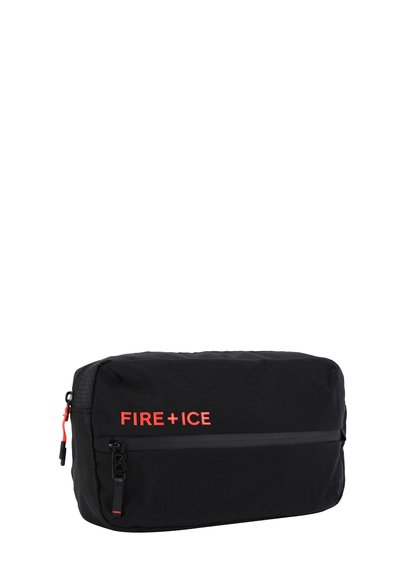 Borsa rettangolare nera realizzata in materiale leggero con un design testurizzato. Presenta il logo rosso "FIRE+ICE" e una tasca con zipper sul davanti.