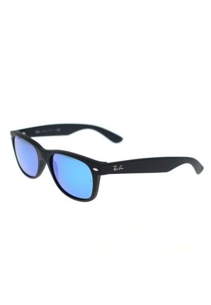 Occhiali da sole in plastica nera con lenti blu sfumate, design della montatura rettangolare e dettagli argentati sul frontale. Texture gommoso sulle astine.