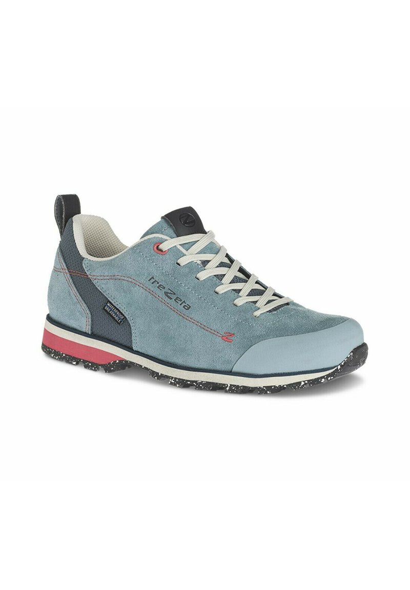 Scarpe da ginnastica in suede blu chiaro con suola in gomma, dettagli rossi, lacci bianchi e colletto imbottito; presenta un logo di lato.