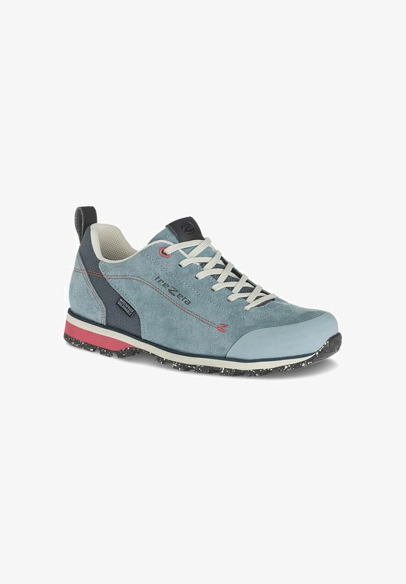 Scarpe da ginnastica in suede blu chiaro con suola in gomma, dettagli rossi, lacci bianchi e colletto imbottito; presenta un logo di lato.