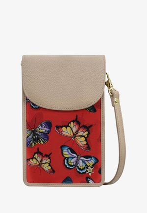 Beige leren schoudertas met een klep. Heeft een levendige rode achtergrond met meerkleurige vlinderprints en een gouden hardware accent.