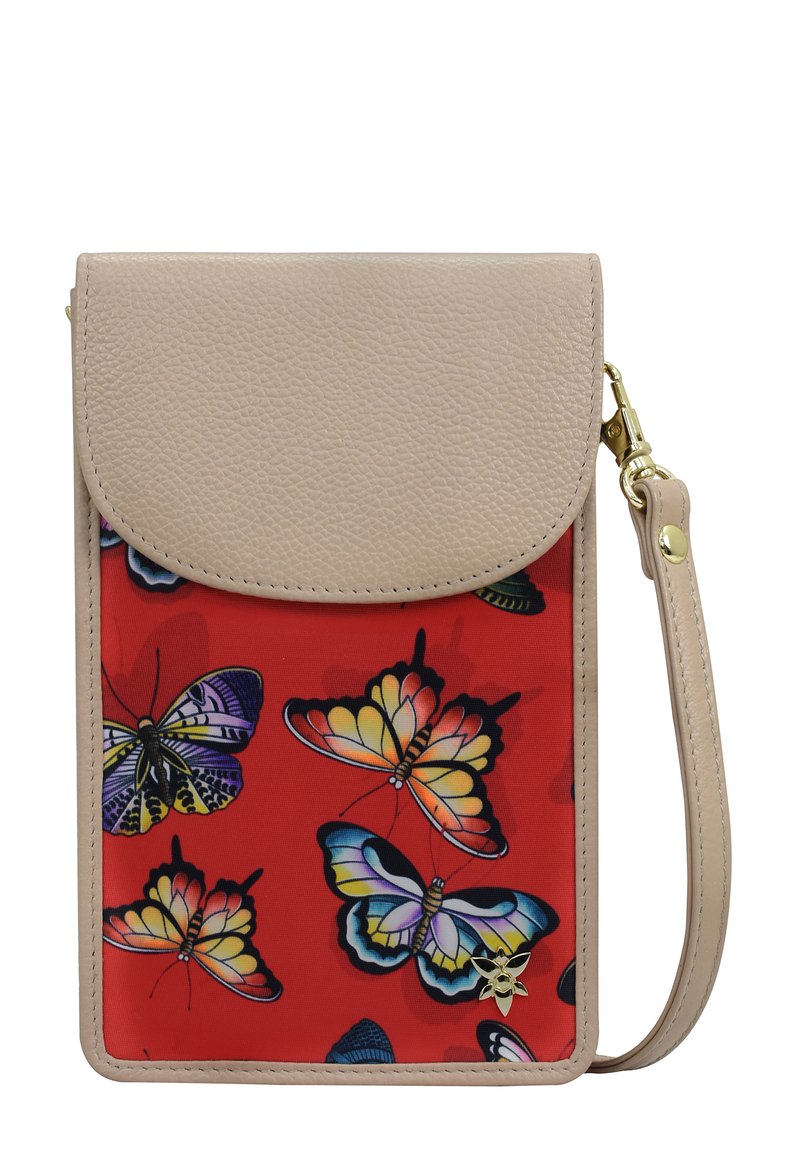 Beige leren schoudertas met een klep. Heeft een levendige rode achtergrond met meerkleurige vlinderprints en een gouden hardware accent.