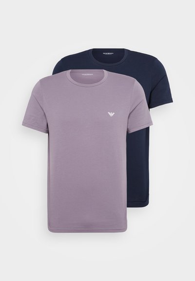 Du švarkai: vienas levandų spalvos, kitas tamsiai mėlynas. Abu turi apvalią iškirptę ir trumpas rankoves, pagaminti iš minkštos medžiagos su mažiu logotipu priekyje.