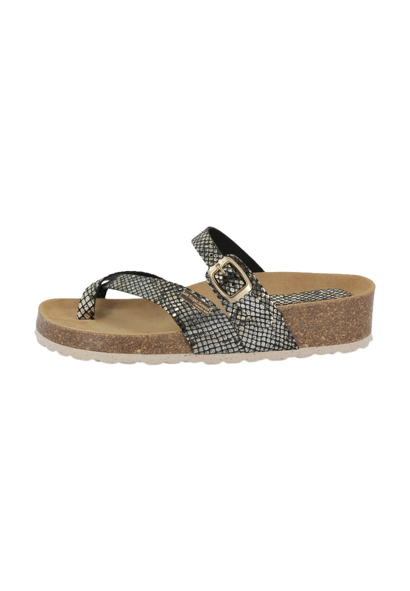 Zwarte en zilveren platte sandalen met een gestructureerd slangprintontwerp, een verstelbare gesp en een kurken platformzool met een witte rubberen basis.