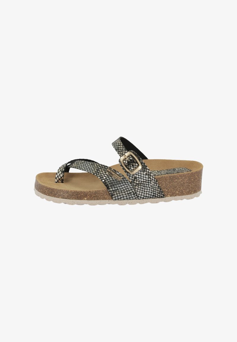 Zwarte en zilveren platte sandalen met een gestructureerd slangprintontwerp, een verstelbare gesp en een kurken platformzool met een witte rubberen basis.
