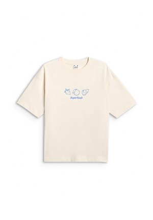 Beżowy t-shirt z krótkim rękawem z niebieskimi rysunkami trzech owoców nad napisem „SuperFoods” na klatce piersiowej.