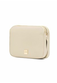 Beżowa skórzana saszetka z suwakiem o gładkiej teksturze, z logo w kolorze złotym z przodu i eleganckim prostokątnym kształcie.