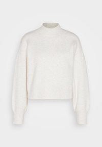 Pull blanc coupé avec un col haut côtelé et des manches bouffantes amples. Texture douce avec des variations subtiles de couleur.