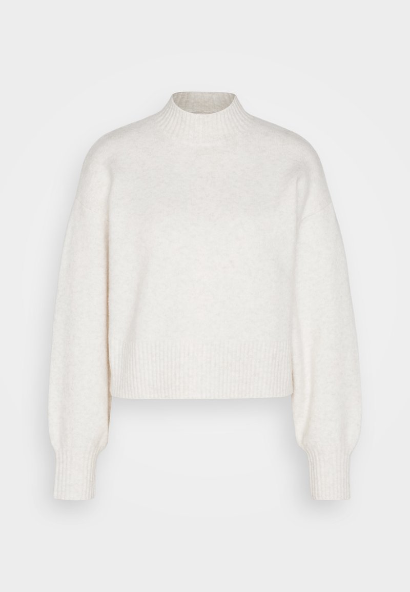 Pull blanc coupé avec un col haut côtelé et des manches bouffantes amples. Texture douce avec des variations subtiles de couleur.