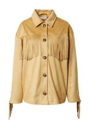 Tan suède jacket met franjes op de borst en mouwen, voorzien van een kraag en grote bruine knopen aan de voorkant.