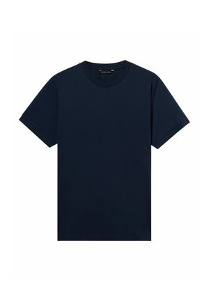 Einfaches marineblaues T-Shirt mit kurzen Ärmeln, Rundhalsausschnitt, umgeschlagenen Ärmelsäumen und kleinem Logo nahe dem Saum auf weißem Hintergrund.
