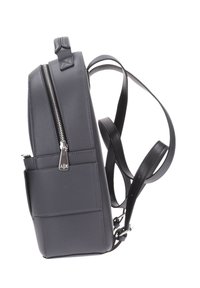 Zaino in finta pelle grigia con una texture liscia. Caratterizzato da una zip centrale, spallacci regolabili e tasca frontale con un accento metallico.