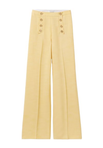 Pantalon large jaune en tissu lisse. Présente des boutons décoratifs à la taille et des plis sur le devant pour plus de dimension.