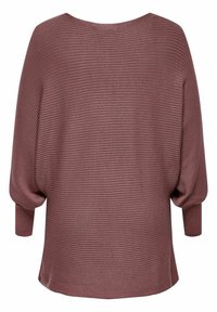 Rostfärgad ribbad tröja med bred båturringning, neddragna axlar och löst snitt. Har texturerade, horisontella ränder.