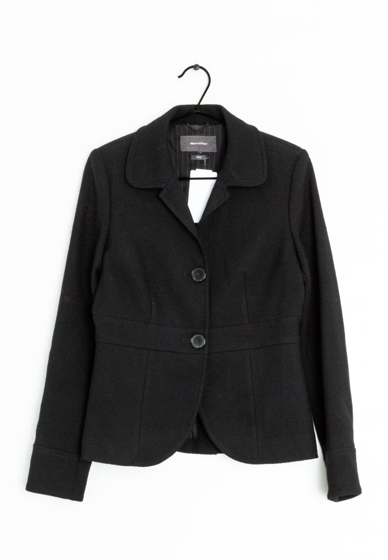 Blazer noir sur mesure avec deux boutons, un large col, des manches longues et un ourlet légèrement courbé, suspendu sur un cintre noir.