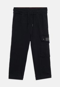 Μαύρο κοντό παντελόνι jogger με ελαστική μέση, ιμάντα ρύθμισης, πλαϊνές τσέπες και τσέπη cargo με κούμπωμα με κουμπί στη δεξιά πλευρά.