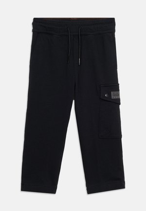 Sorte korte joggerbukser med elastisk taljebånd, snøre, sidelommer og en karrynlomme med trykknap på højre ben.