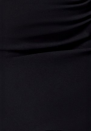Tela negra con una textura suave y mate, con detalles fruncidos en la parte superior y un borde inferior limpio y sólido.