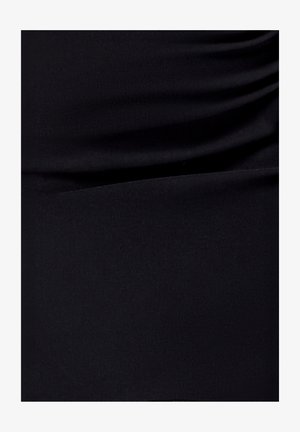 Tessuto nero con una texture liscia e opaca, caratterizzato da dettagli arricciati nella parte superiore e un bordo inferiore pulito e uniforme.