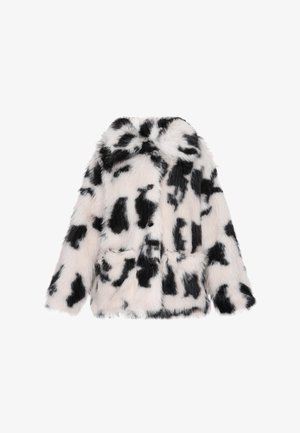 Cappotto in pelliccia sintetica con una base rosa e stampa a macchie di mucca nera. Presenta un ampio colletto, bottoni frontali e due tasche anteriori. Superficie morbida e testurizzata.