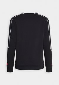 Sudadera negra con cuello redondo, mangas largas, ribete blanco en los laterales y detalle bordado rojo en el puño. Textura de tela suave.