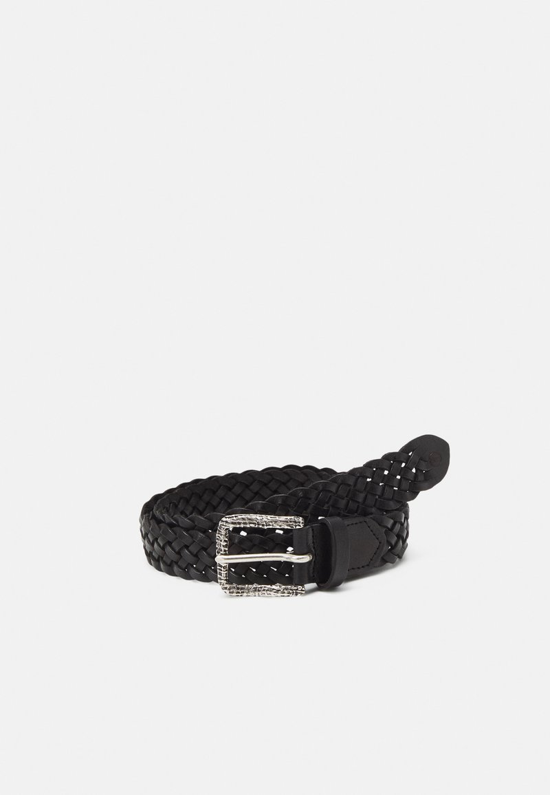 Cinturón de cuero trenzado negro con una hebilla rectangular plateada. La textura es tejida, con un acabado suave y acentos de cuero en los extremos.
