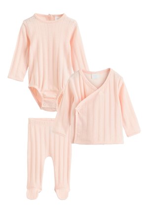 Ensemble de vêtements bébé tricoté rose doux avec body à manches longues, haut cache-cœur et pantalon à pieds, tous présentant un motif vertical subtil.
