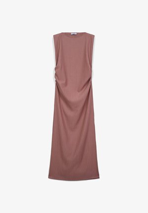 Ärmelloses, geripptes Midi-Kleid in staubigem Rosaton mit Rundhalsausschnitt und seitlichen Raffungselementen auf weißem Hintergrund.