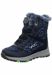 Botas impermeables de color azul marino con un collar de piel sintética, material texturizado y un patrón de leopardo en contraste. Ajuste regulable con dial BOA.