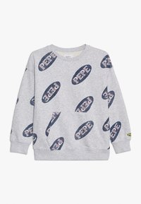 Jasnoszary długi rękaw sweter z powtarzającymi się ciemnoniebieskimi owalnymi logo zawierającymi słowo "PEPE" w wyblakłych białych i czerwonych literach.