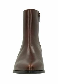 Bottine en cuir marron avec une texture lisse, bout pointu et fermeture éclair latérale. Dotée d'une semelle noire plate et basse.