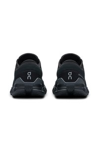 Zwarte hardloopschoenen met een bovenwerk van mesh, een gevoerde kraag en een gestructureerde hiel. Beschikt over een logo aan de zijkant en een getextureerde rubberen zool voor grip.