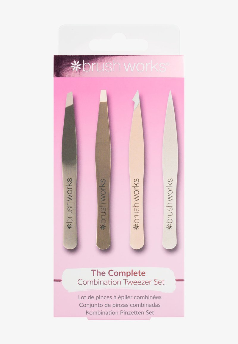 Rostfritt stål pincetter i olika finish: sned, spets och platt spets. Förpackade på ett rosa kort med varumärke och produktinformation.